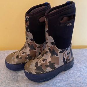 Kids camo print neoprene Bogs